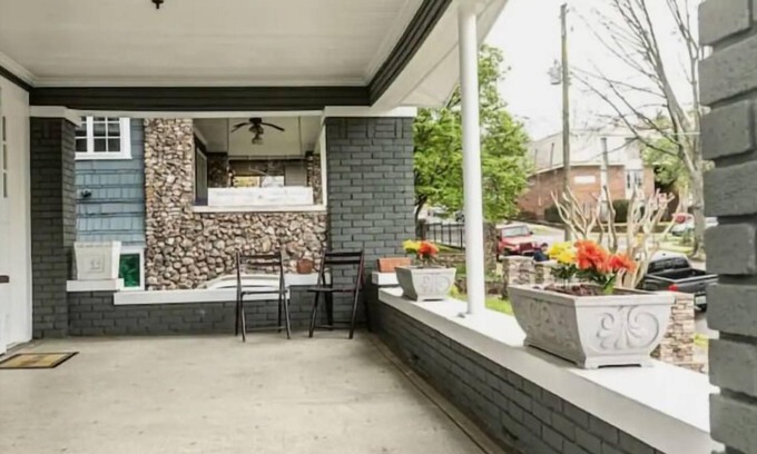 Birmingham Casa | Trendy Lakeview Craftsman