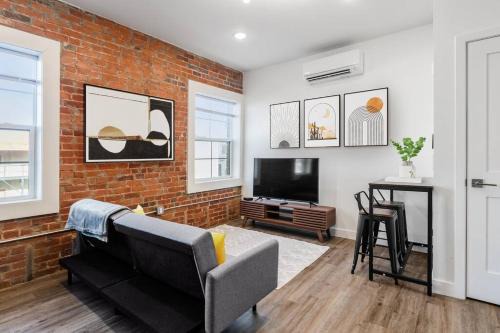 Downtown Columbus Apartamento | Trendy Loft Escape with Pool Table Bring Your Pets