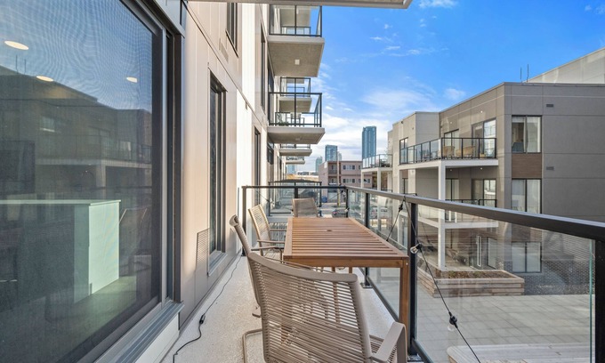 Crescent Heights Apartamento | Mins to Stampede | Rooftop Patio | Sofa Bed | Underground Parking