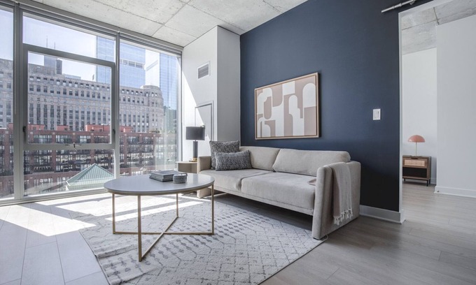 West Town Apartamento | Trendy River North 1BR w/ Pool & Gym, near Riverwalk, by Blueground