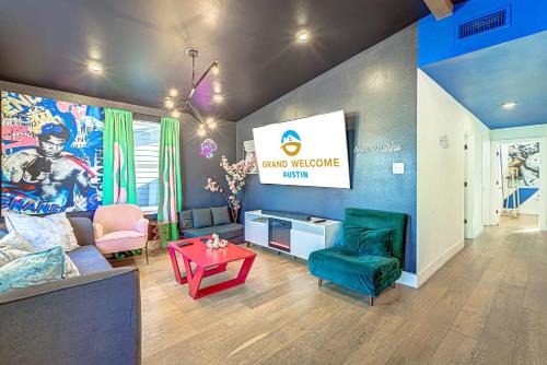 MLK Casa | Trendy Stay for 12 with Hot Tub Mins to DT 6th St