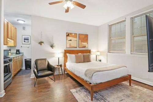 Hyde Park Apartamento | Trendy Studio Apartment in Chicago - Kenwood 103 & 303 rep