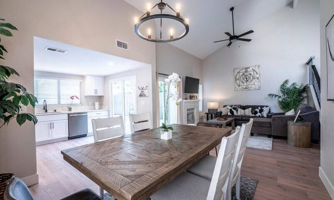 South Natomas Casa | Trendy Stylish * King Bed * Mins to DT
