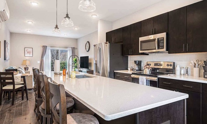 Midtown Casa | Trendy Townhouse in Midtown Omaha|Rooftop Retreat