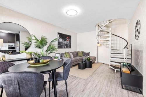 Wembley Casa | Trendy townhouse on lakes edge with lush parks
