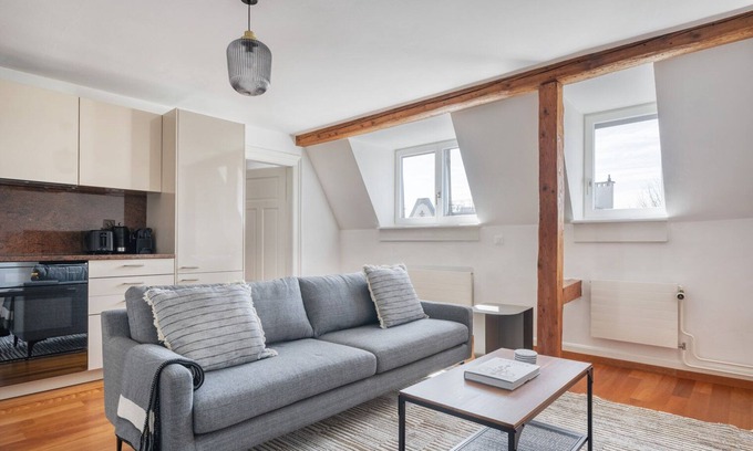 District 6 Apartamento | Trendy Unterstrass 2 Room w/ Storage, 10 min to Old Town, by Blueground