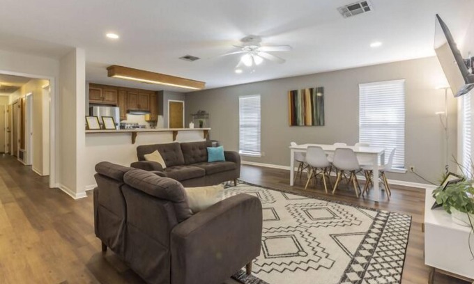 University Apartamento | Trendy Urban Escape, Great Weekly & Monthly Rates!