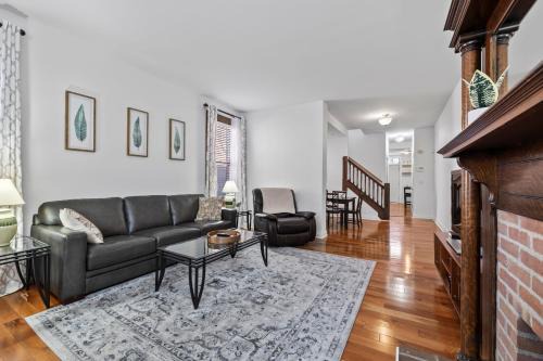 Victorian Village Casa | Trendy Urban Retreat, Spacious 4BR, Best Location in City