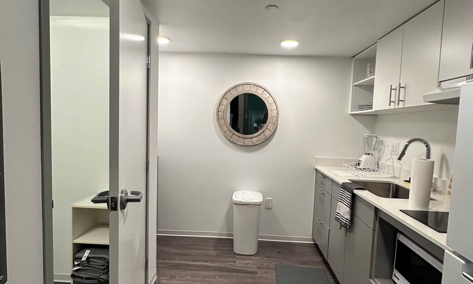 Hilltop Condominio | Trendy Vaulted Ceiling Loft in Downtown Center