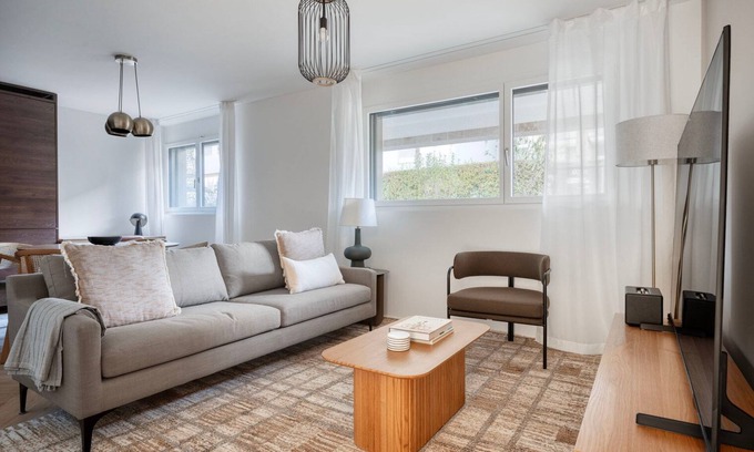 Wiedikon Apartamento | Trendy Wiedikon 1BR w/ Storage Room & W/D, nr Market, by Blueground