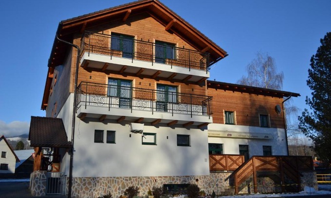 Smrecany Casa | Tri kopy* - penzión, reštaurácia a pizza