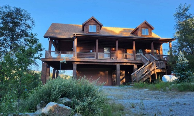 Summerhaven Cabina | Tri-level Cabin Retreat-Privacy & Views!