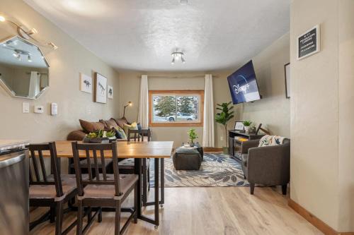 Drumheller Casa | Triceratops Landing I Fire Place I Games I Netflix