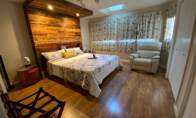 Turnagain Cama Y Desayuno | Trinity Escapes - Two Bedroom two bathroom full Apartment near airport