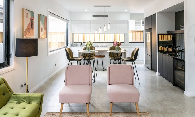 Morisset Park Casa | Trinity Point Drive: Residence in the heart of Trinity Point with stunning inground swimming pool