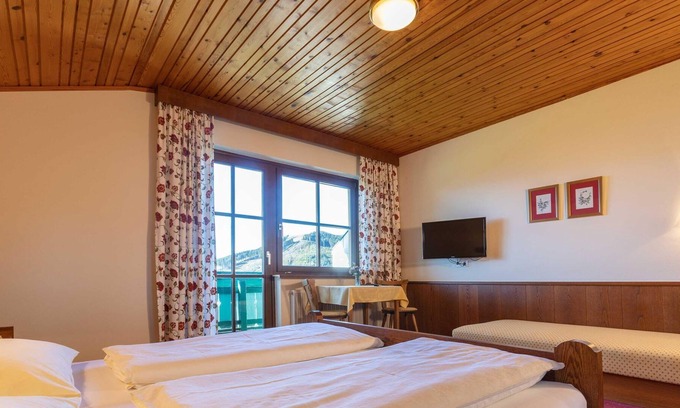 Schildlehen Otro | Pension Stoffenbauer - triple room, shower, toilet, balcony