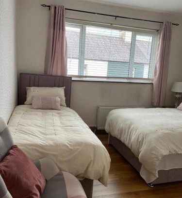 Clara Casa | Triple Room with Private Bathroom at Caroline's Guest House, River Street, Clara