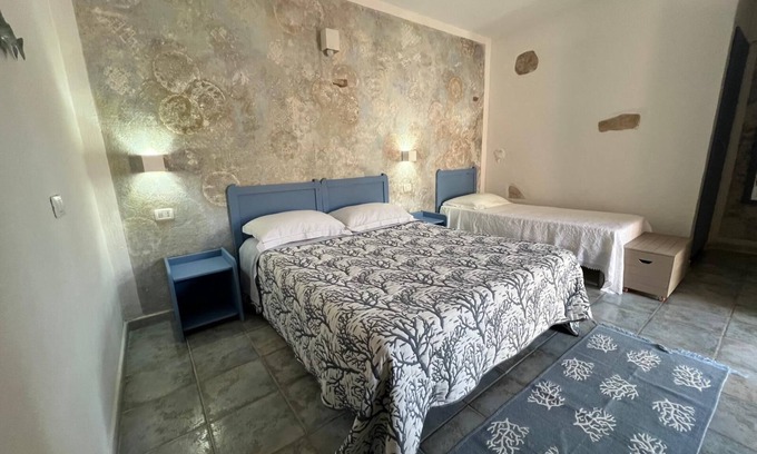 Gonnesa Apartamento | Habitación triple con piscina y cocina compartidas, Wi-Fi y aire acondicionado.