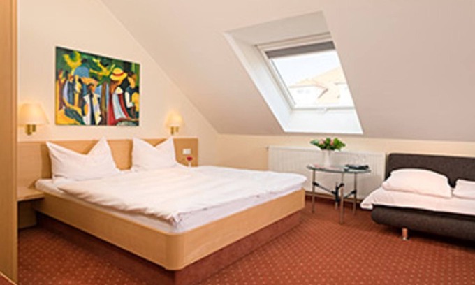 Umkirch Apartamento | Habitación triple con baño y ducha - Hotel Heuboden
