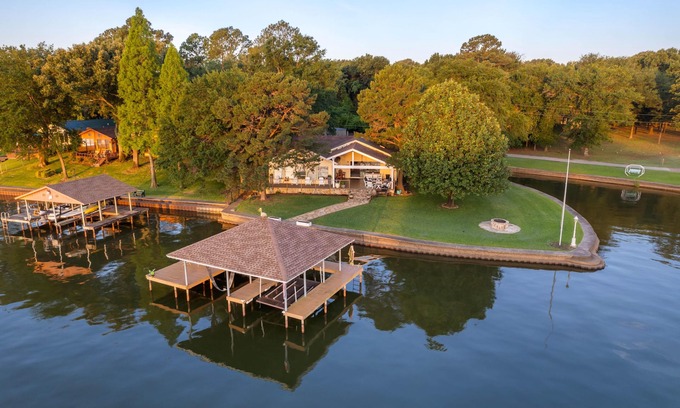 Enchanted Oaks Casa | TripleHRetreat+Pets+Waterfront+Dock+GameRoom