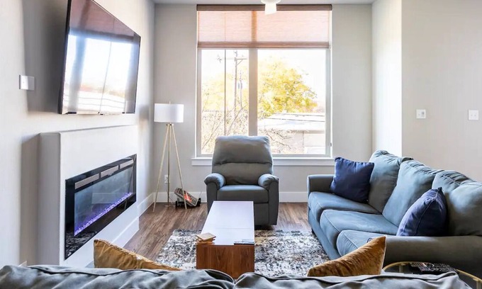 Farmers Branch Casa | Triplex Contemporary Townhome | Private Balcony
