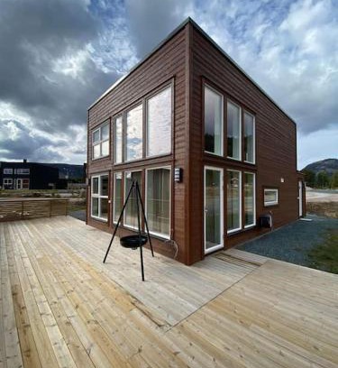 Kviteseid Casa | Trivelig og nylig oppført hytte med innendørs peis