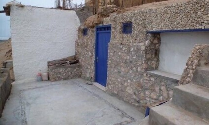 Tnine Aglou Cabina | Troglodita pescador vivienda frente al mar en la playa de arena