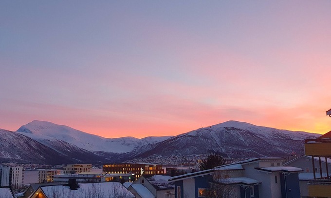 Tromso Apartamento | Tromsø View, Central, Free parking, EV-charger. Quiet neighborhood