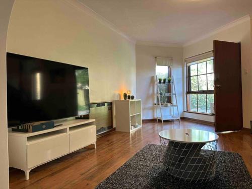 Glenelg Casa | Troobloo Townhouse in heart of Glenelg