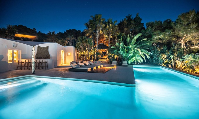 Sant Antoni de Portmany Villa | Villa de lujo tropical, 7 habitaciones con baño privado, vistas al mar / atardecer