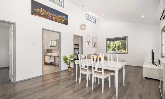 Shailer Park Apartamento | Tropical 2 bedroom home with Pool and Sauna