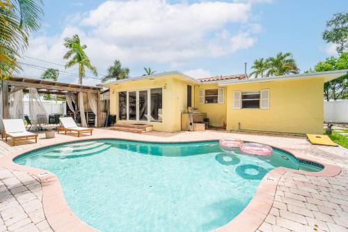 Garden Isles Casa | Tropical 4Bd Villa w Pool, Games & BBQ by Beach