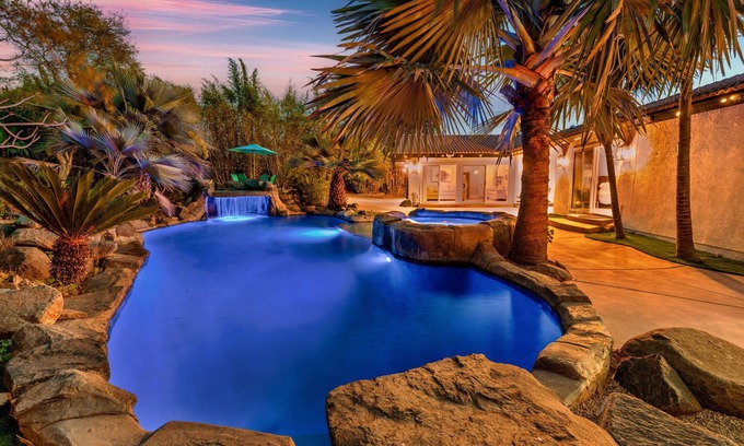 Vista Casa | TROPICAL 8 BR SALTWATER POOL SPA WATERFALLS CAVE GROTTO Sleep 22 Legoland Beach!