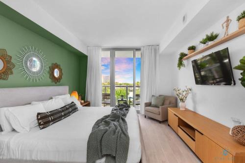 Hallandale Beach Apartamento | Tropical Apartment with Balcony - Pool - Up To 4 - Gym