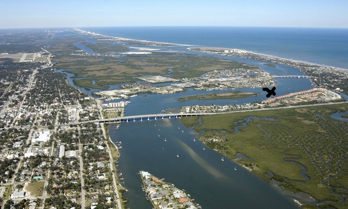 Bouchelles Island Condominio | Tropical Breeze Getaway! Watch the Shuttles from the Balcony! New Smyrna Beach!