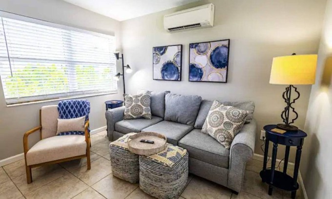 Lantana Apartamento | Tropical Breezes - Walk to the Beach