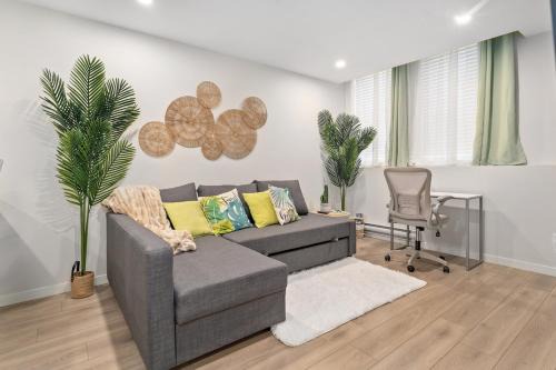 Southeast Calgary Apartamento | Tropical Caribbean-Themed Cozy Getaway - King Bed