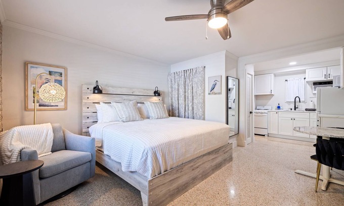 Indian Rocks Beach Apartamento | Tropical Coquina Cove Studio #1 Heated POOL 5 min walk to Beach
