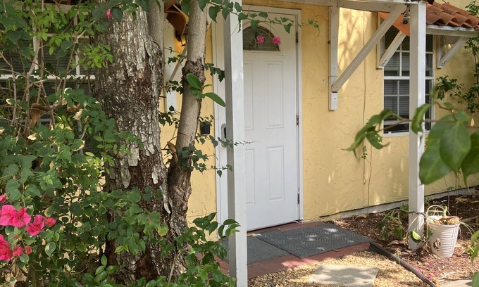 El Cid Cabaña | 🌴Tropical Cottage, In The Lovely Palm Beach Historic District LOCATION!