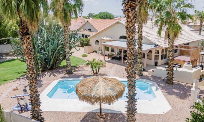 Crystal Creek Casa | ☀️🌵Tropical Desert Oasis. HEATED Pool & Spa no charge. Private, large yard 🌴🏜