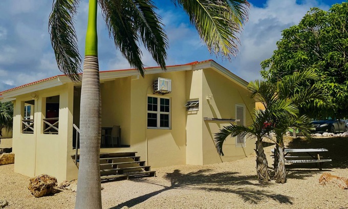 Willemstad Casa | Tropical detached bungalow with communal pool. 2 bathrooms and washingmachine.