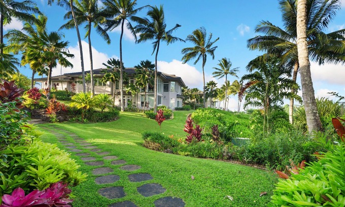 Kaiulani Casa | Tropical Elegance: Tropical Elegance, Acacia Bar, Jetted Tub & Majestic Views