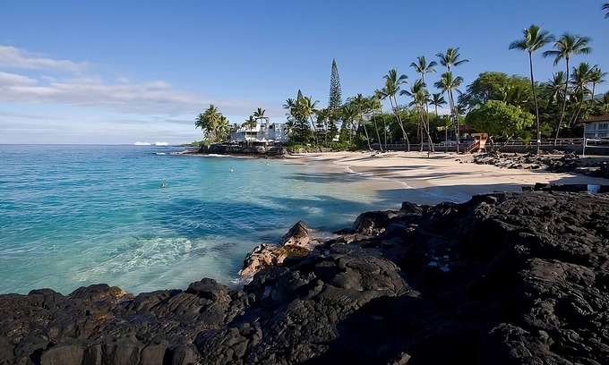 Kailua-Kona Casa | Tropical Escape l 2 Rooms, Beach Access, Free Bikes, Pool & Pet-Friendly Stay