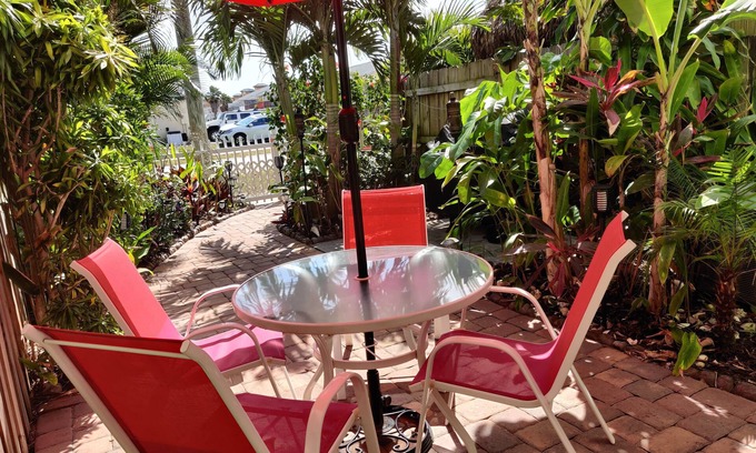 Key Shore Casa | Playa tropical Tomehome w / 2-Master Suites, patio privado. Pasos para Océano!