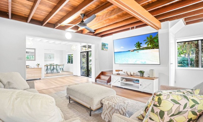 Holloways Beach Casa | Tropical Family Oasis with Pool – Steps from Holloways Beach!