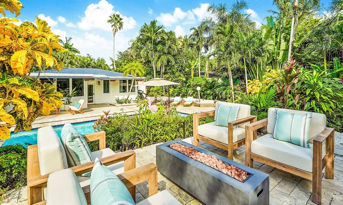Biscayne Park Casa | Tropical garden Villa w/ pool, game room, fire pit