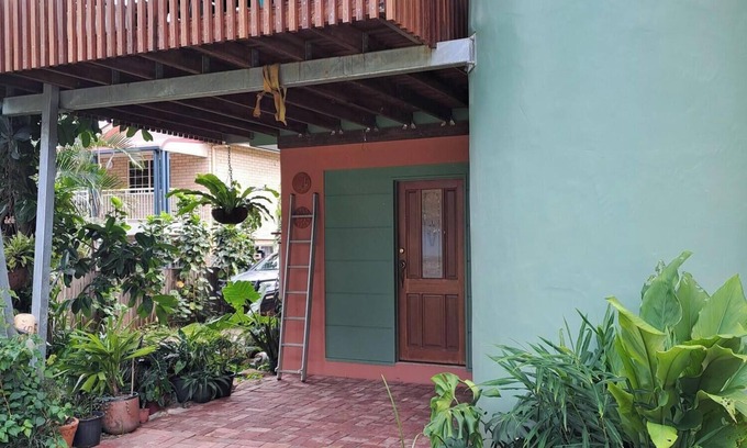 Mission Beach Apartamento | Tropical Green Haven. Small centrally located self-contained apartment .