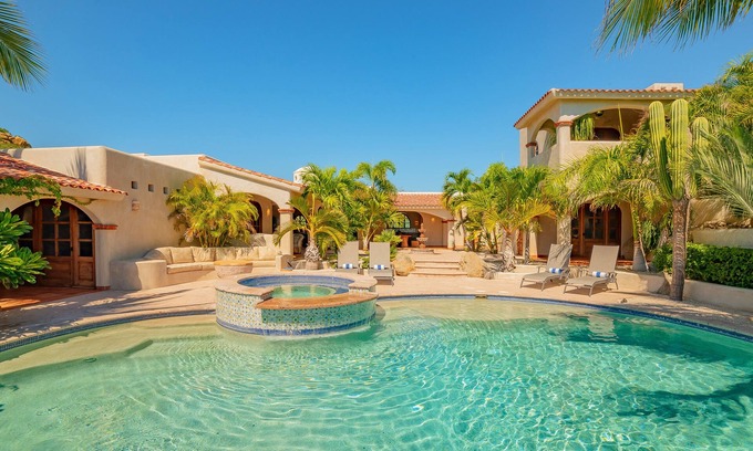 Laguna Hills Villa | Villa mexicana estilo hacienda tropical en comunidad segura cerrada