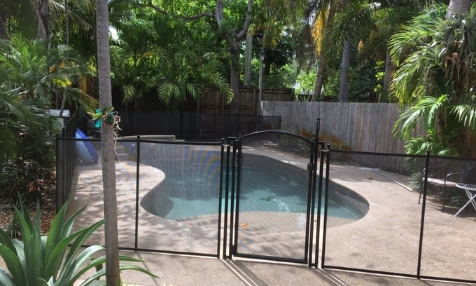 Mango Groves Cabaña | Piscina climatizada tropical en casa en un divertido pueblo junto a la playa Capacidad para 8 personas Privado