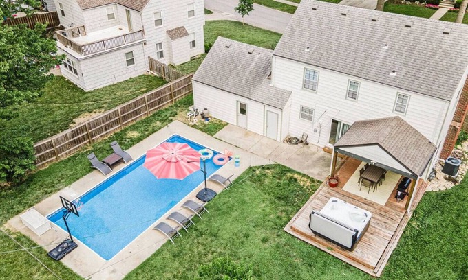 Prairie Village Casa | Tropical Hideaway: Hot Tub, Pool, Remodeled in PV